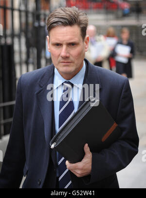 Der Direktor der Staatsanwaltschaft Keir Starmer verlässt das High Court in London, nachdem er die Leveson-Untersuchung über Pressestandards bezeugt hat. Stockfoto