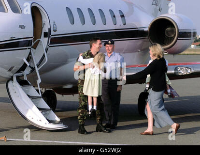 Major Andrew Harrison vom 2. Bataillon Parachute Regiment wird von seiner Frau Carolyn und den beiden Töchtern Phillipa (5) und Isabel (2) in Großbritannien im RAF Northolt, London, begrüßt. * Major Harrison, der seit Mai von Rebellen aus Sierra Leone, der Ruf, gefangen gehalten wurde, wurde gestern von britischen und UN-Truppen gerettet, die die Rebellen in der östlichen Stadt Kailahun überraschten, wo er und zehn weitere UN-Militärbeobachter festgehalten wurden. Stockfoto