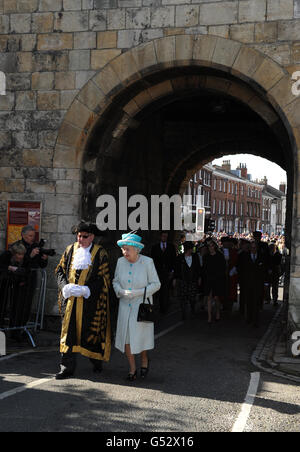 Königin Elizabeth II geht mit dem Bürgermeister von York, Ratsmitglied David Horton, spazieren, als sie in Micklegate Bar, York, vor dem Royal Maundy Service im York Minster ankommt. Stockfoto