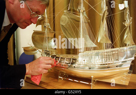 John Nix, Director of Manufacturing bei Asprey & Garrard, bringt den letzten Schliff an das Sterling Silber drei Fuß lange Modell des Mary Rose Tudor Warship im Zentrum von London Juweliere Showroom. *... Das Modell wird von seinem Besitzer, einem anonymen Geschäftsmann auf Channel Island, dem Mary Rose Trust President, dem Prince of Wales, bei einem privaten Empfang im St. James's Palace präsentiert. Das Modell soll zum 455. Jahrestag des Versenkens des Schiffes im Solent im Mary Rose Museum eintreffen. Stockfoto