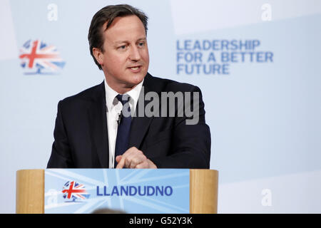 Premierminister David Cameron hält seine Rede vor den Kommunalwahlen im Rathaus von Llandudno, Llandudno, Nordwales. Stockfoto