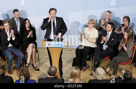 Premierminister David Cameron hält seine Rede vor den Kommunalwahlen im Rathaus von Llandudno, Llandudno, Nordwales. Stockfoto