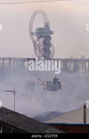 Feuerwehrleute am Brandort in Canning Town, im Osten Londons. Stockfoto