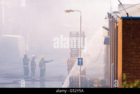 Feuerwehrleute am Brandort in Canning Town, im Osten Londons. Stockfoto