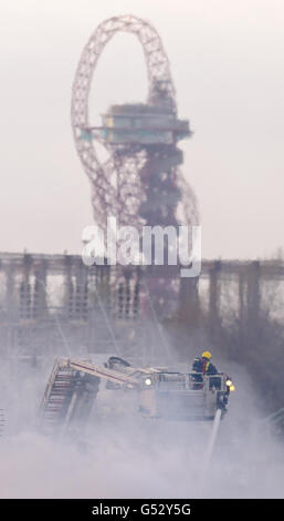 Feuerwehrleute am Brandort in Canning Town, im Osten Londons. Stockfoto