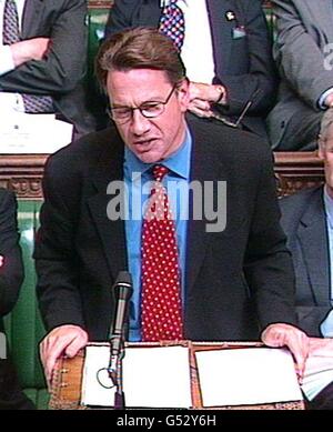 Videoaufnahme des Schattenkanzlers Michael Portillo als Reaktion auf die umfassenden Ausgabenpläne des Schatzkanzlers Gordon Brown im Unterhaus in London. Stockfoto