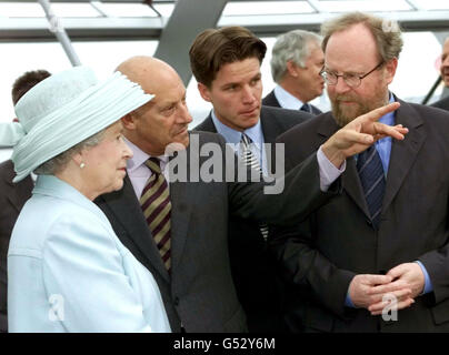 Die britische Königin Elizabeth II. (L) hört dem britischen Architekten Sir Norman Foster (2. L) zu, wie Wolfgang Thierse, Präsident des Deutschen parlaments (R) und Übersetzer (3. L), während ihres Besuchs im Berliner Reichstag auf sie schaut. * ... Königin Elizabeth II. Ist in Berlin, um die neue britische Botschaft zu eröffnen. Der britische Architekt Sir Norman Foster baute den Reichstag, in dem sich der Deutsche bundestag befindet, wieder auf. Stockfoto