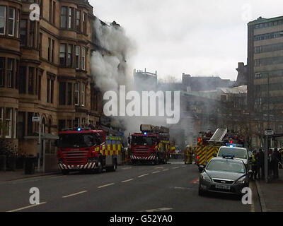 Feuerwehrleute besuchen die Szene, nachdem im zweiten Stock eines Mietshauses an der Ecke Highburgh Road und Byres Road im West End von Glasgow ein Brand ausbrach. Stockfoto