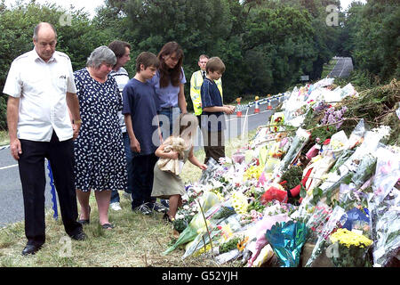 Die Familie von Sarah Payne besucht die Szene, in der die Leiche ihrer achtjährigen Tochter neben der A29 in West Sussex entdeckt wurde. Die Großeltern Terry und Lesley Payne (L), Mama und Papa Sara und Michael, Tochter Charlotte. * ...und Brüder Luke (Far R) und Lee. Stockfoto