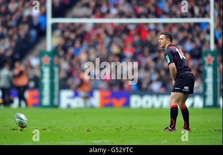 Greig Laidlaw von Edinburgh tritt beim Heineken Cup Quarter Final Match in Murrayfield, Edinburgh, eine Strafe ein. Stockfoto