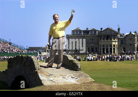 Der altgediente amerikanische Golfer Jack Nicklaus winkt von der Brücke auf dem 18. Fairway aus der Menge, während er sich am zweiten Tag der Open Golf Championships 2000 in St. Andrews, Schottland, auf den Abschluss seiner letzten Open vorbereitet. Stockfoto