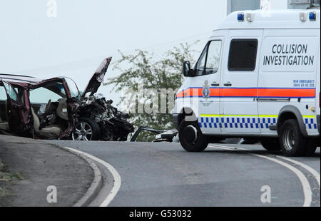 Polizei am Ort eines tödlichen Autounfalls auf der A614, in der Nähe des Dorfes East Cowick, in der Nähe von Goole, East Yorkshire, wo drei Menschen ums Leben kamen und zwei andere schwer verletzt wurden, nachdem zwei Fahrzeuge auf der Landstraße zusammenprallten. Stockfoto