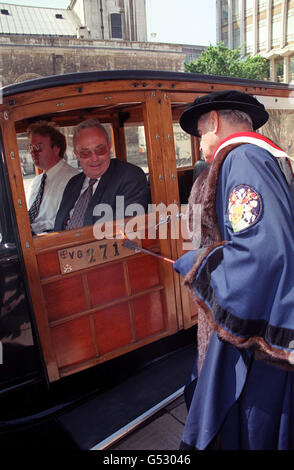 Meister Carman John Silbermann bei der jährlichen Karrenmarkierungszeremonie im Guildhall Yard, London, Prägung des City Arms und eines Jahresbriefes auf der Holztür eines Ford Model A Woody Station Wagon 1932. Stockfoto