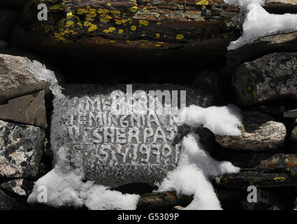 Auf der Hauptstrecke zum Everest bei Lobuche werden Gedenkflaggen und Steinhaufen hinterlassen, um an die Verstorbenen zu erinnern, damit Bergsteiger vor dem Gipfelversuch ihre Achtung erweisen können. Stockfoto