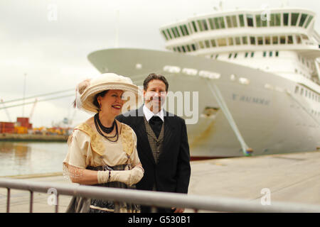 Die Amerikaner Mary-Beth Crocker Dearing (links) und ihr Mann Tom kleideten sich in edwardianischem Kostüm an den Docks von Southampton, bevor sie an Bord des Balmoral-Schiffes gingen. DRÜCKEN SIE VERBANDSFOTO. Bilddatum: Sonntag, 8. April 2012. In der Nacht vom 14. April 1912 werden sie ihre Flitterwochen mit 1,307 weiteren Passagieren verbringen, um den 100. Jahrestag der Titanic-Katastrophe zu feiern. Bildnachweis sollte lauten: Chris Ison/PA Wire Stockfoto