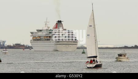 Kreuzfahrtschiff zeichnet Titanic Reise Stockfoto