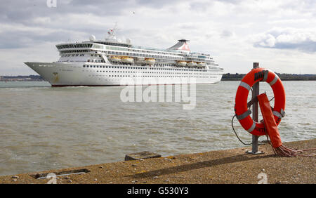 Kreuzfahrtschiff zeichnet Titanic Reise Stockfoto