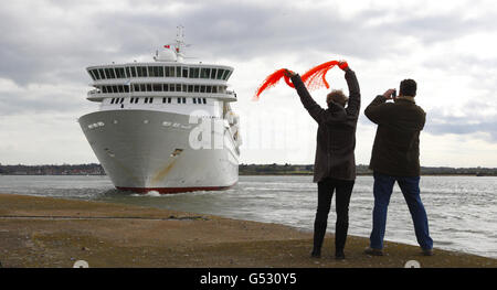 Die Menschen winken auf die Balmoral-Kreuzfahrt-Schiff-Welle, als sie die Docks von Southampton auf der offiziellen Titanic-Hundertjahrfeier verlässt. Stockfoto