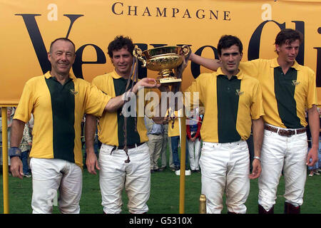 Geeben feiert den Gewinn des Veuve Clicquot Gold Cup Polos im Cowdray Park, nahe Midhurst, West Sussex. Geeben schlug die Schwarzbären 13:8. Von links nach rechts Rick Stowe, Adolfo Cambiaso, Bautusta Heuguy, Dave Allen. Stockfoto