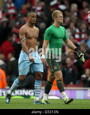 Fußball - Barclays Premier League - Arsenal gegen Manchester City - Emirates Stadium. Vincent Kompany (links) von Manchester City und Torwart Joe Hart sehen nach dem Spiel niedergeschlagen aus Stockfoto