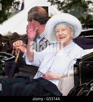 Die Queen Mother verlässt die Sandringham Blumenschau in Norfolk mit dem Prince of Wales. Die 119. Jährliche Blumenschau, die auf dem Anwesen der Queen's Sandringham stattfand, wurde vom Sandringham Estate Cottage Horticultural Society Trust organisiert. Stockfoto