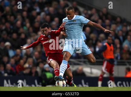 Fußball - Barclays Premier League - Manchester City / West Bromwich Albion - Etihad Stadium. Graham Dorrans von West Bromwich Albion (links) und Vincent Kompany von Manchester City kämpfen um den Ball Stockfoto