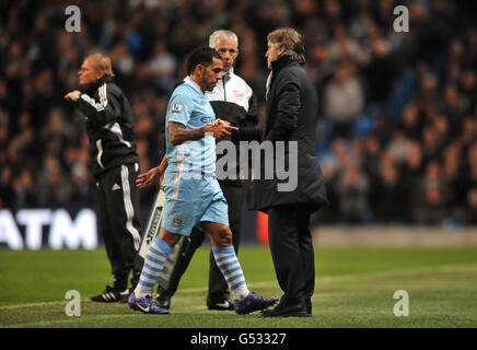 Fußball - Barclays Premier League - Manchester City / West Bromwich Albion - Etihad Stadium. Roberto Mancini, Manager von Manchester City, schüttelt Carlos Tevez die Hand, als er ersetzt wird Stockfoto