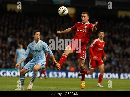 Fußball - Barclays Premier League - Manchester City / West Bromwich Albion - Etihad Stadium. Simon Cox von West Bromwich Albion (rechts) und Samir Nasri von Manchester City kämpfen um den Ball Stockfoto