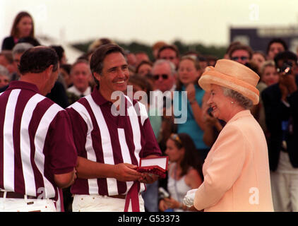 Die britische Königin Elizabeth II. Überreicht Auszeichnungen beim Cartier International 2000 Polo Turnier in Windsor, in der Grafschaft von Békshire. Stockfoto