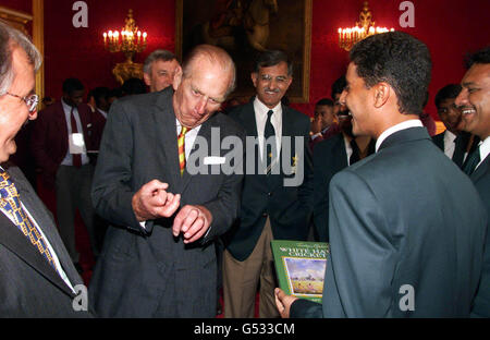 Der Herzog von Edinburgh zieht ein Gesicht, während er mit Pakistans Kapitän und Wicket-Torwart Kashif Mahmood (R) während eines Empfangs für die unter 15 Cricket-Teams im St. James's Palace, London, spricht. Der Herzog sprach davon, beim Cricket-Spielen die Finger gebrochen zu bekommen. Der Empfang fand für die acht Teams statt, die an der Under 15 World Cricket Challenge teilnehmen. Stockfoto