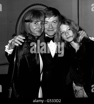 SIMON WARD UND FAMILIE 1979: Schauspieler Simon ward, der im Film 'Zulu Dawn' auftritt, mit seiner Frau Alexandra (l.) und Tochter Sophie auf einer Party im Navy and Military Club im Londoner Piccadilly vor der Premiere des Films. Stockfoto