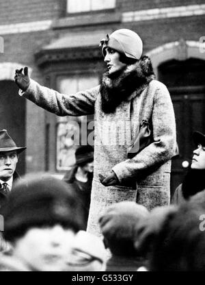 Lady Mosley c1934 bei einer Sitzung im Namen der Partei von Sir Oswald Mosley. * 28/11/02: Lady Diana Mosley spricht bei einem Treffen im Namen ihres Mannes, Sir Oswald Mosley's. Lady Mosley wurde laut geheimen Dokumenten, die vom Public Record Office in Kew, West London, veröffentlicht wurden, als gefährlicher eingestuft als ihr Mann. 14/11/2003: Lady Diana Mosley, die Frau des faschistischen Führers Sir Oswald Mosley aus den 1930er Jahren, wurde nach der direkten Intervention ihres ehemaligen Schwiegervaters interniert, laut geheimen Dokumenten, die am Freitag, dem 14. November 2003, veröffentlicht wurden. Stockfoto