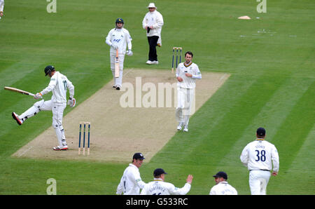 Graham Onions (Mitte) von Durham feiert das Wicket von Nottinghamshires Alex Hales während des Spiels der LV County Championship Division One im Emirates Durham ICG, Chester-Le-Street. Stockfoto