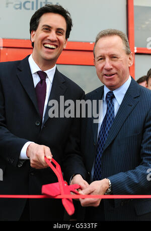 Der Gewerkschaftsführer Ed Miliband und der ehemalige Kapitän des Nottingham Forest, John McGovern, eröffnen den Nottingham Forest im neuen Champions Center der Gemeinde am City Ground, Nottingham. Stockfoto