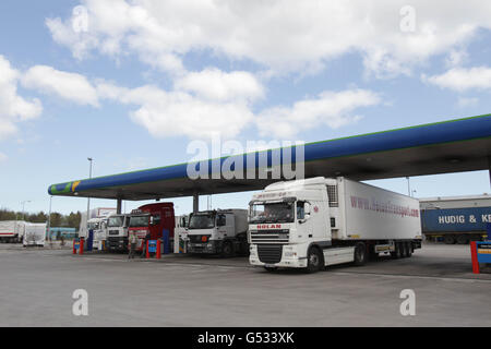 Generisches Foto von Lastkraftwagen im Hafen von Dublin. Stockfoto