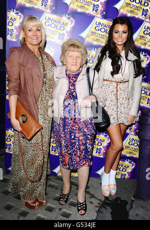 (Links - Rechts) Carol Wright, Nanny Pat und Jessica Wright kommen zur Cadbury Unwrap Gold Launch Party, die in der Ninety Eight Bar in London stattfand. Stockfoto