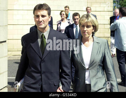 John Brotherton, Offizier der Royal Navy, und seine Frau Sue verließen das Northampton Crown Court, nachdem er von dem Totschlag eines Kollegen befreit wurde, der bei einem Unfall auf der britischen Grand-Prix-Strecke in Silverstone starb. * der Leutnant des Flottenflieger-Arms, der an der Royal Navy Air Station in Culdrose, Cornwall, stationiert ist, hatte die Anklage abgelehnt. Die Staatsanwaltschaft hatte der Jury am Northampton Crown Court mitgeteilt, dass der Kleinoffizier Ian Chambers starb, als Brotherton am 9 1999. Juli einen Hochleistungs-Sportwagen in Silverstone stürzte. Stockfoto