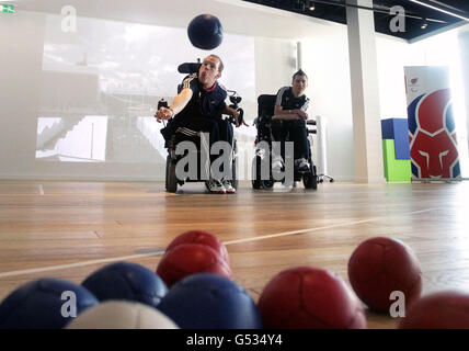 Die Boccia-Spieler Dan Bentley (links) und David Smith während einer Demonstration nach einer Pressekonferenz, um die zwanzig Mitglieder des britischen Paralympischen Teams, die für ParalympicsGB ausgewählt wurden, im Deloitte House, Westfield Stratford City im Osten Londons, bekannt zu geben. Stockfoto