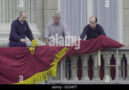 Der Balkon im Buckingham Palace, der für die Feierlichkeiten zum hundertsten Geburtstag der Königin Mutter vorbereitet wird. Mitglieder der königlichen Familie werden sich vor dem Palast versammeln, um ihr alles gute zu wünschen, zusammen mit Tausenden von Wellwishern vor dem Buckingham Palace. Stockfoto