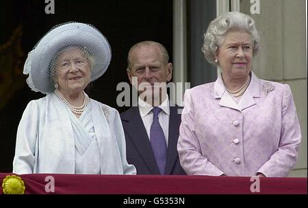 Die Queen Mother steht mit der Queen und dem Herzog von Edinburgh auf dem Balkon des Buckingham Palace, während sie die Menge begrüßt, um ihren 100. Geburtstag zu feiern. Stockfoto