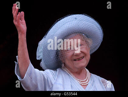 Queen Elizabeth, die Queen Mother feiert ihren 100. Geburtstag vom Balkon des Buckingham Palace. Tausende von Menschen sind vor dem Buckingham Palace auf die Straßen geströmt, um die Königin anzufeuern. * das am längsten lebende Königshaus in der Geschichte der britischen Monarchie. Stockfoto