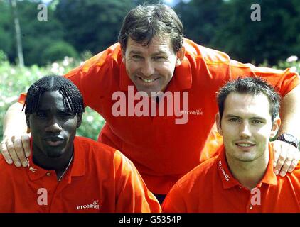 Middlesbrough Manager Bryan Robson (C) enthüllt seine beiden Neuverpflichtungen Joseph-Desire Job (L) von Lens und Noel Whelan von Coventry auf dem Trainingsgelände des Clubs in Hurworth, Darlington. Robson hatte 5 Millionen damit verbracht, beide Spieler zur Premiership zu bringen. Stockfoto