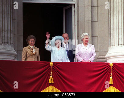 Die Queen Mother, mit ihren beiden Töchtern Prinzessin Margaret (L) und die Queen mit dem Herzog von Edinburgh, winken vom Balkon des Buckingham Palace zu den Massen, als sie ihren 100. Geburtstag feiert. * Tausende von Menschen sind vor dem Buckingham Palace auf die Straßen geschlüpft, um die Queen Mother, die am längsten lebende königliche Familie in der Geschichte der britischen Monarchie, anzufeuern. Stockfoto