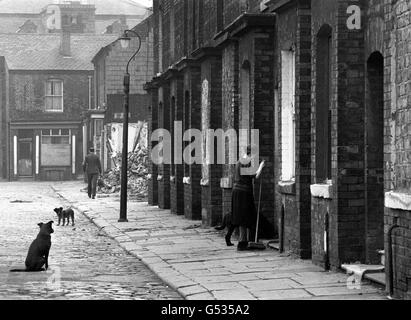 Eine Straßenszene in Lower Broughton, Salford, einem Gebiet, das einst als „klassisches Slum“ beschrieben wurde, in dem Bewohner über 80 Vorwürfe gegen ihre Hausherren, den Salford Metropolitan District Council, ausgestellt haben, in denen sie gesetzliche Ärgernisse vorbringen. Stockfoto