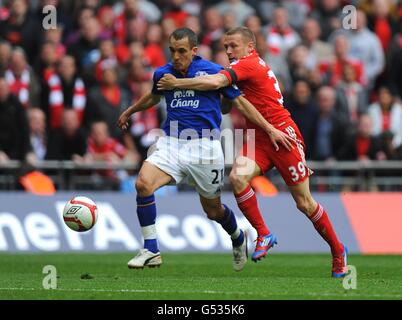 Fußball - FA Cup - Halbfinale - Liverpool gegen Everton - Wembley Stadium. Evertons Leon Osman (links) und Liverpools Craig Bellamy (rechts) in Aktion Stockfoto