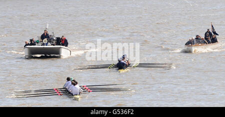 Rudern - The Veterans Boat Race - Cambridge / Oxford - London. Cambridge (links) und Oxford nehmen am Veteran's University Boat Race auf der Themse in London Teil. Stockfoto