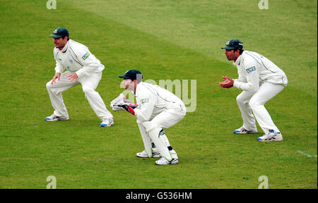 Daryl Mitchell (links), BJM Scott und Vikram Solanki (rechts) während des LV County Championship Division One Match in Trent Bridge, Nottingham. Stockfoto