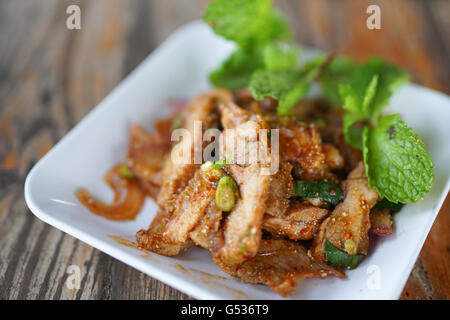 Gegrilltes Schweinefleisch Salat, Moo Nam Tok Thaiküche geschnitten Stockfoto