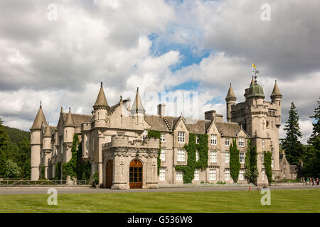 Großbritannien, Schottland, Aberdeenshire, Balmoral, Ansicht des Schlosses Balmoral auf dem Fluss Dee unter dem Berg Lochnagar, Sommerresidenz der Königin Stockfoto