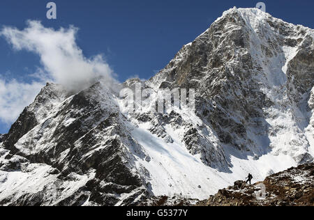 Wandern mit der verwundeten Mount Everest Expedition. Ein Mitglied des Walking mit dem verwundeten Team in der Nähe von Lobuche bei ihrem Versuch, den Everest zu besteigen. Stockfoto